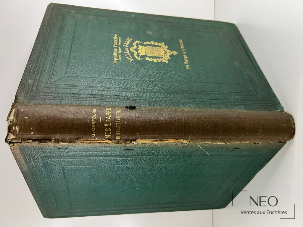 Couverture verte d’un livre ancien avec armes de la ville de Paris dorées au centre
