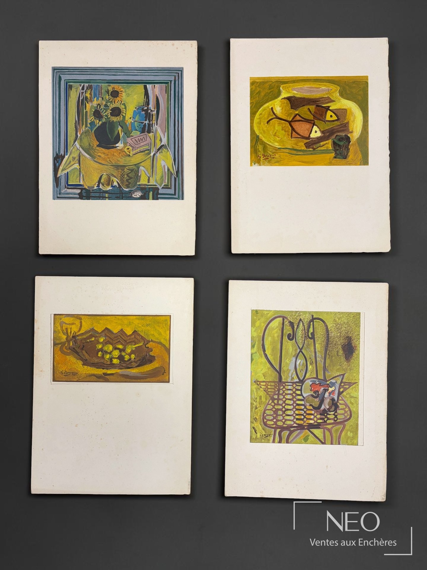 Quatre impressions offset de natures mortes d'après George Braque présentées sur papier.