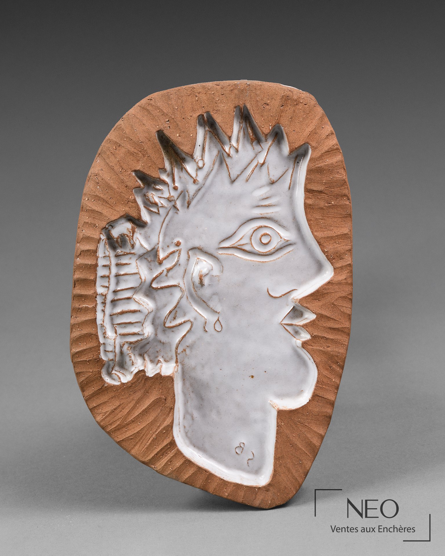 Tête de femme de profil en terre cuite glaçurée