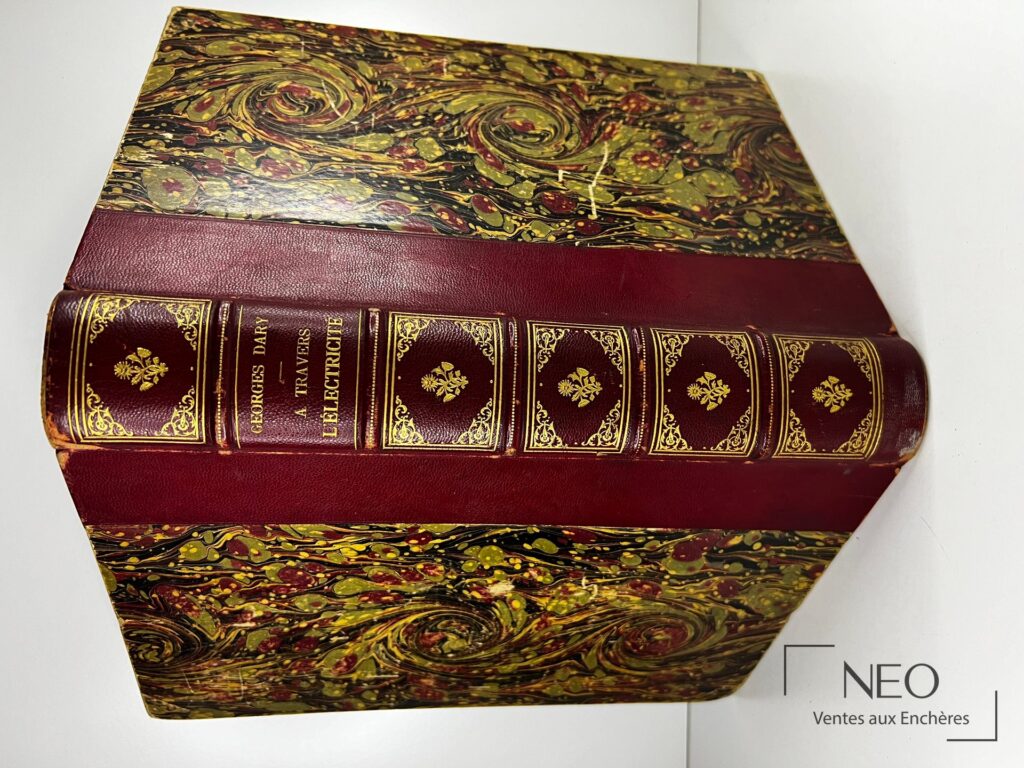 Reliure en demi chagrin rouge et papier marbré d’un livre ancien de Georges Dary