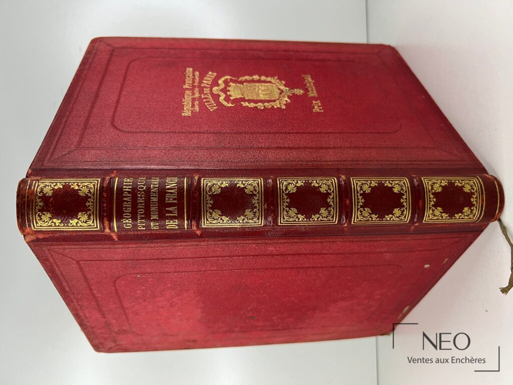 Reliure rouge d'un livre ancien avec dos à nerfs et décor doré