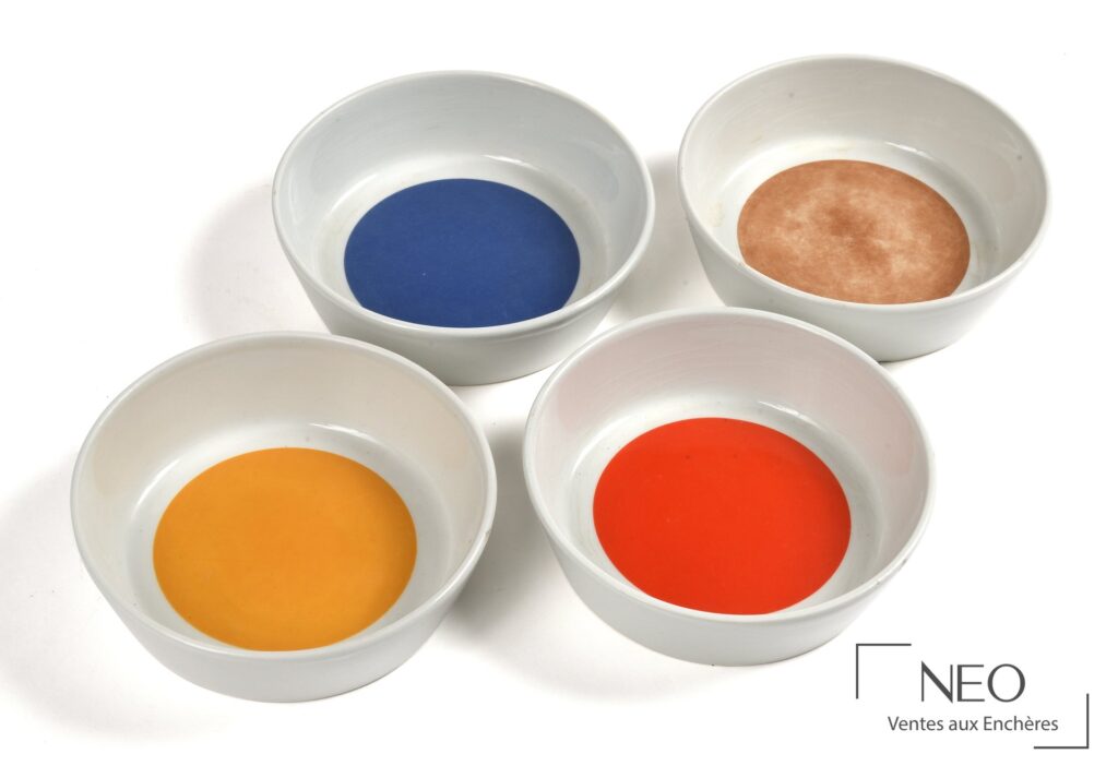 Quatre coupelles en porcelaine à décor circulaire de couleurs différentes
