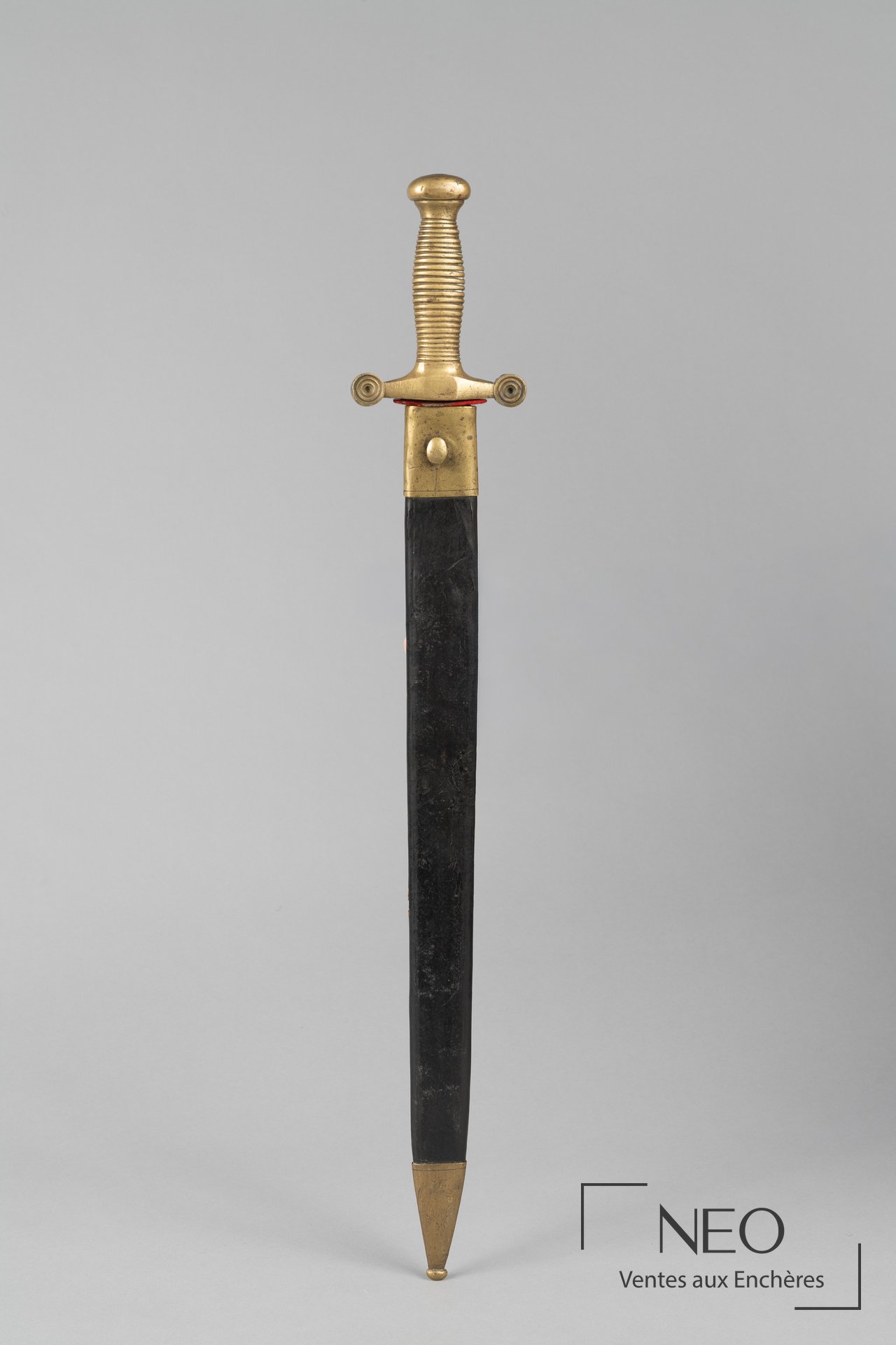 Glaive à monture en bronze présenté avec son fourreau en cuir