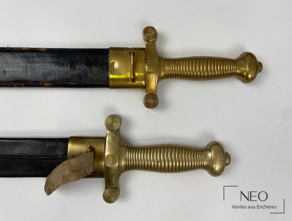Deux glaives d’infanterie modèle 1831 avec poignées en laiton et fourreaux en cuir