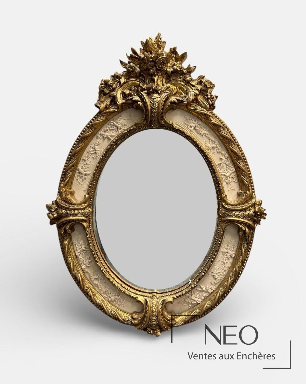 Grand miroir ovale à parecloses en bois et résine doré