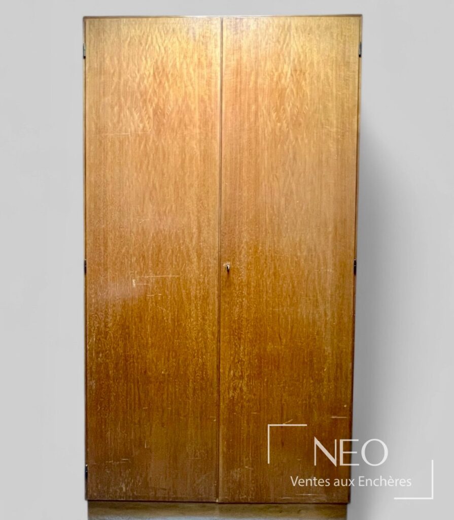 Armoire de rangement en bois vue de face