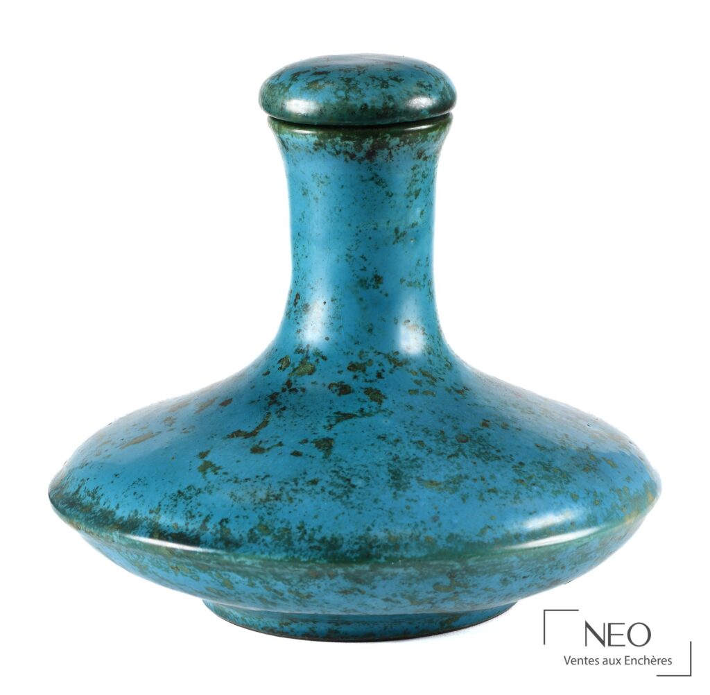 Vase couvert bleu turquoise à panse enflée et col resserré