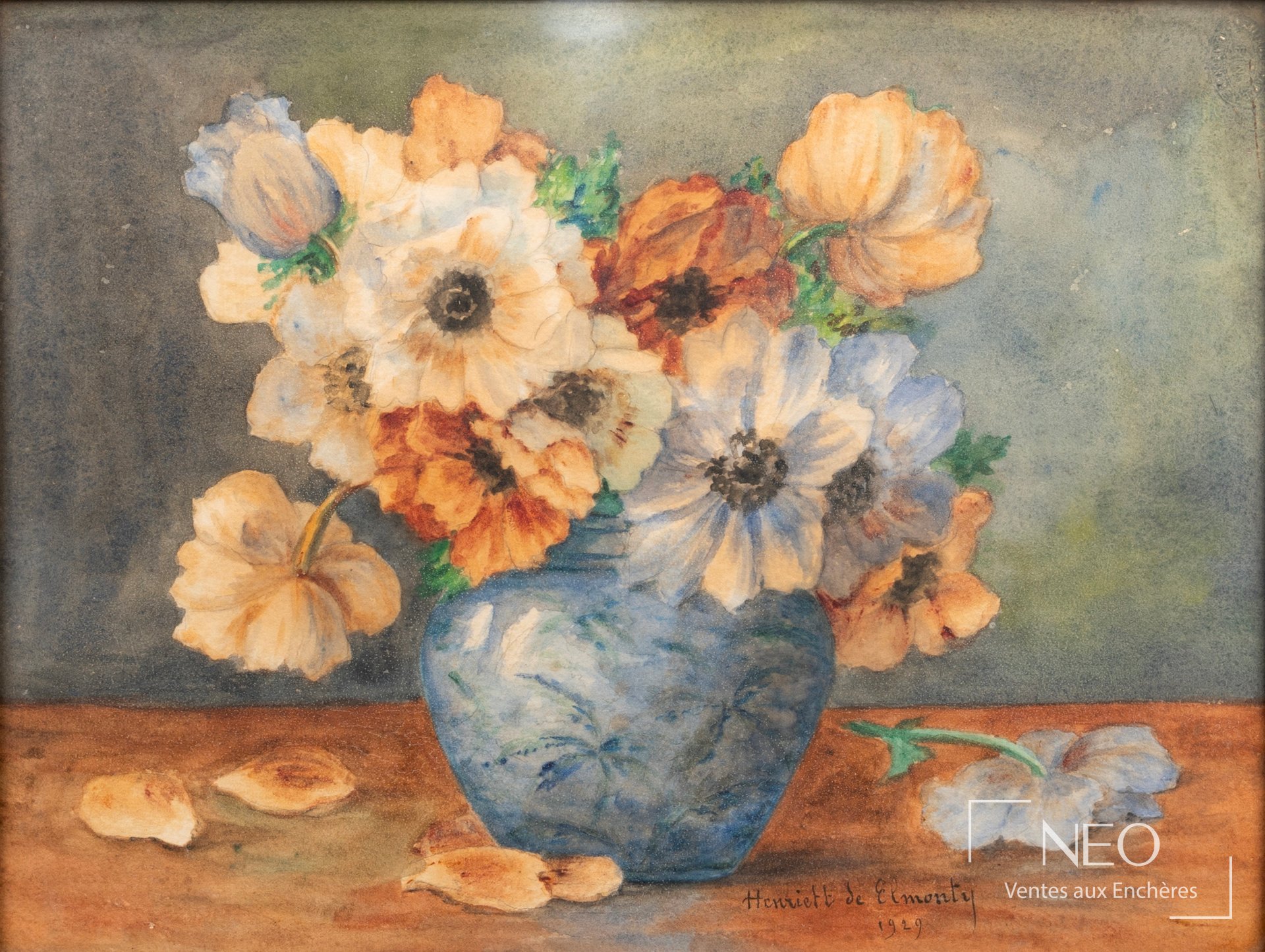 Bouquet de fleurs dans un vase bleu