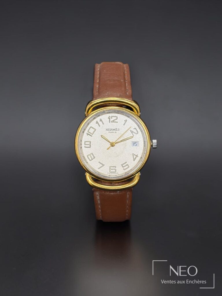 Montre Hermès Pullman vue de face avec cadran clair et bracelet brun
