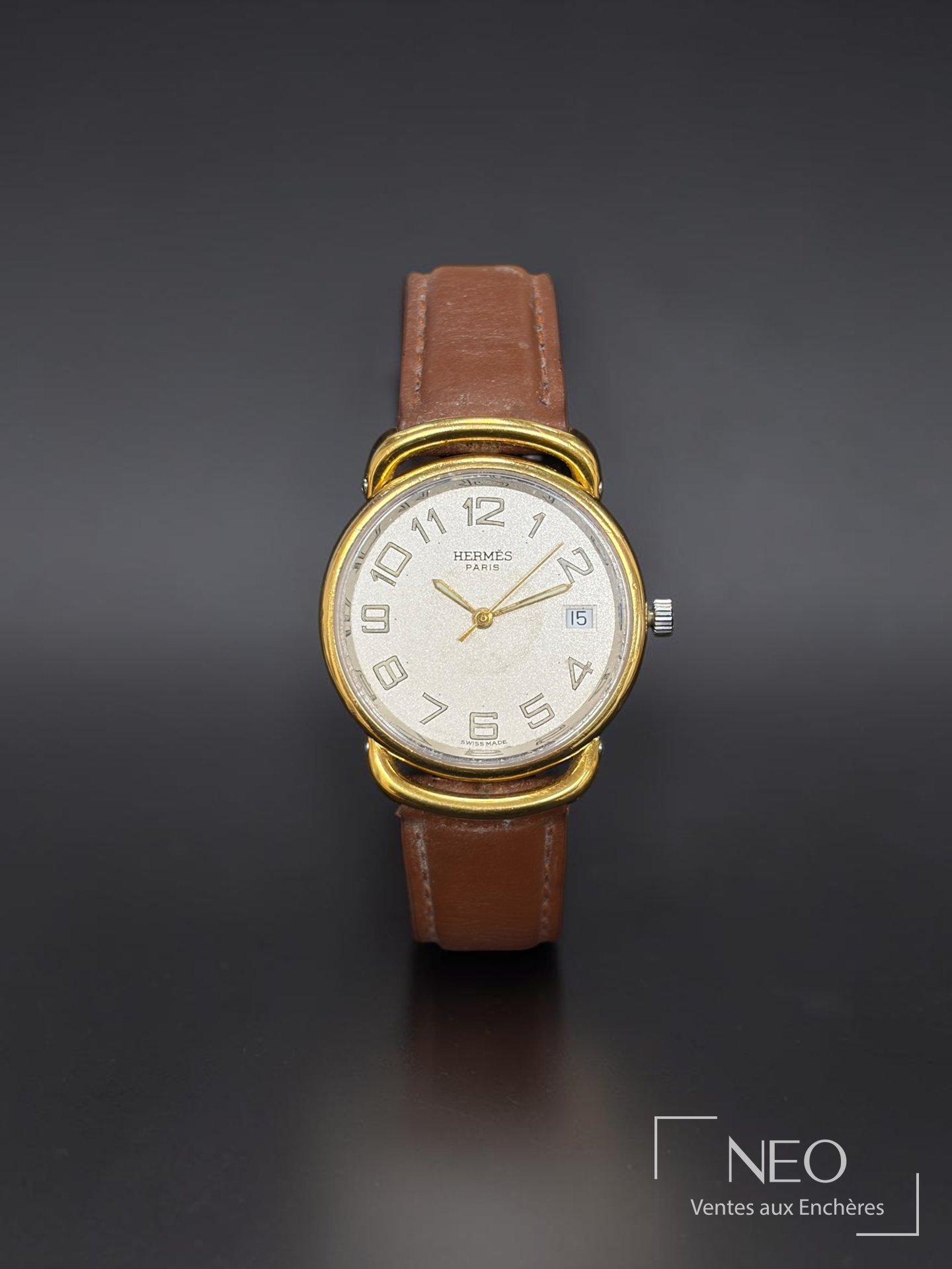 Montre Hermès Pullman vue de face avec cadran clair et bracelet brun