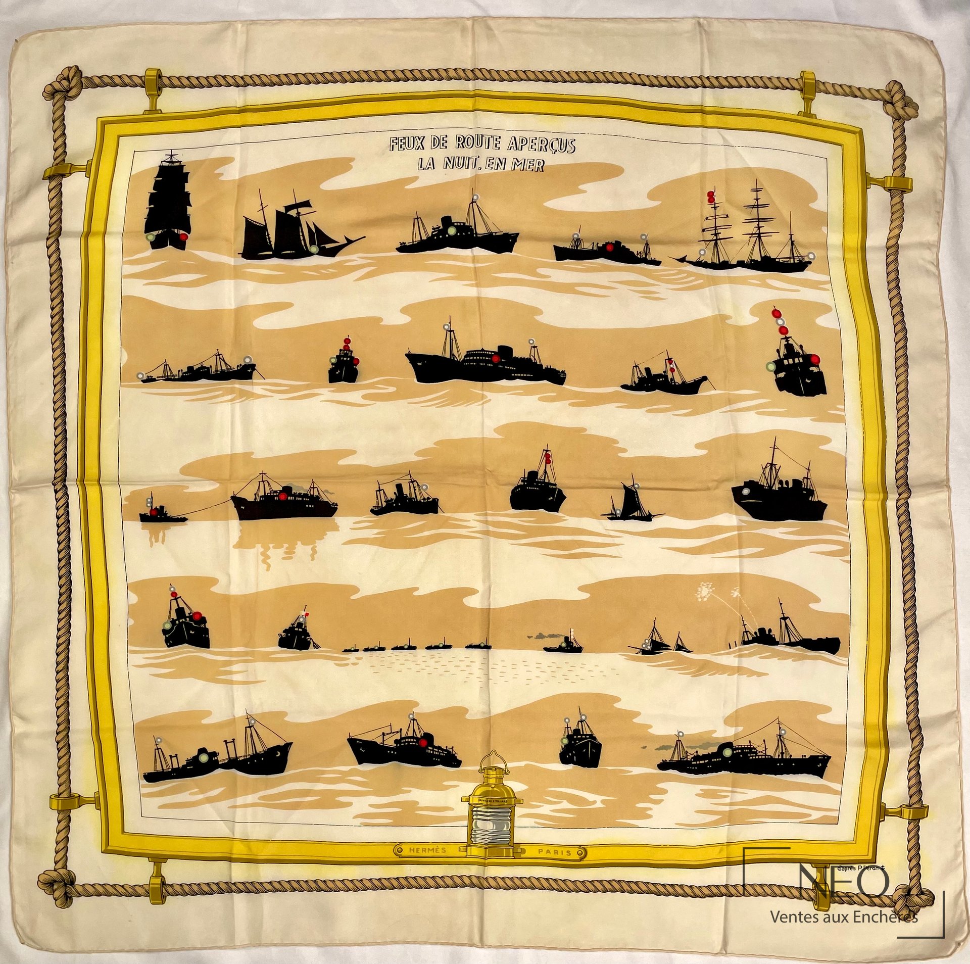 Carré Hermès Paris en soie à motif de navires et phare