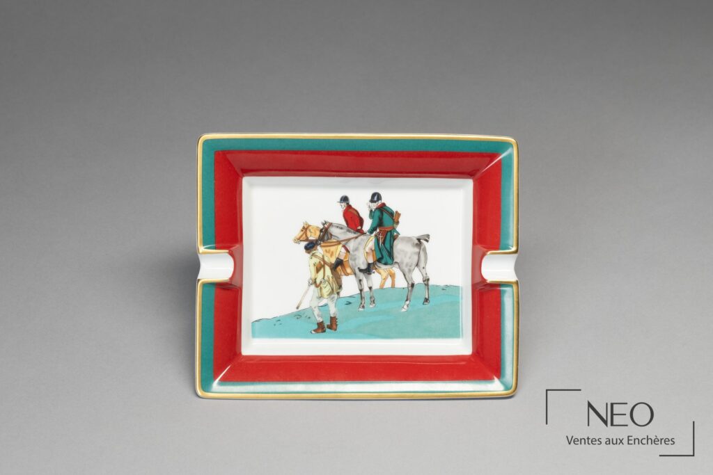 Cendrier Hermes Paris en porcelaine polychrome avec chasseurs à cheval