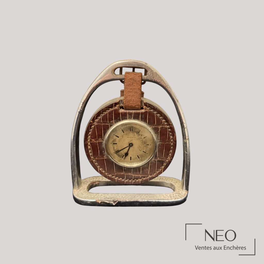 Pendule étrier Hermès en crocodile plein cuir