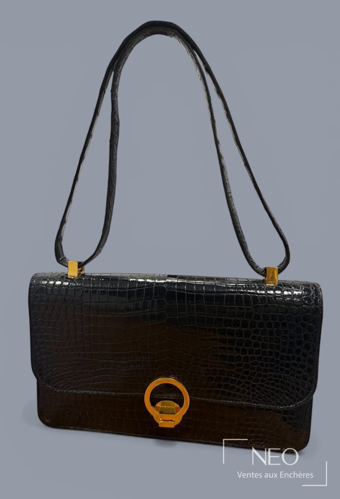 Sac HERMES en crocodile porosus noir avec bandoulière et bijouterie dorée