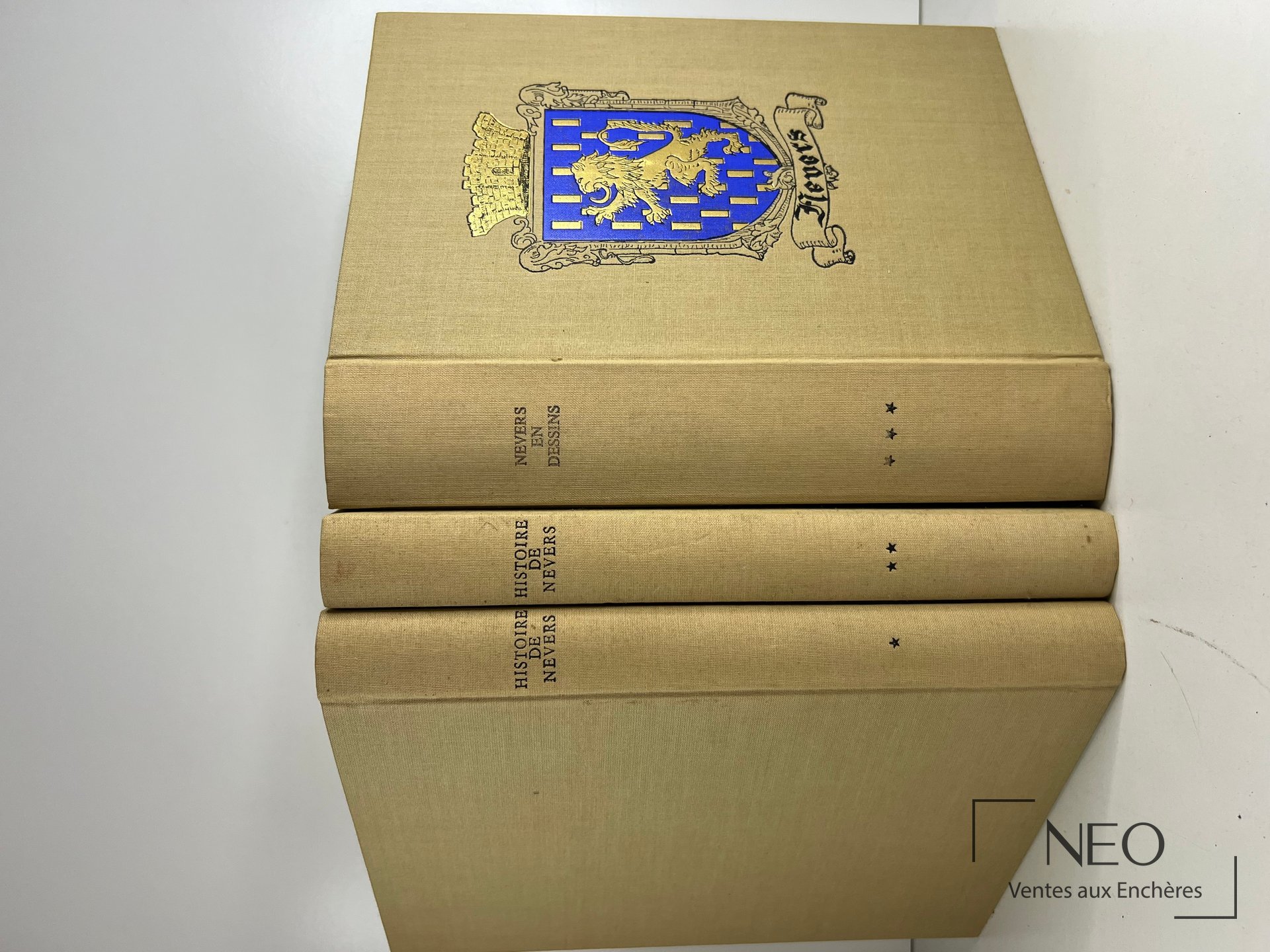 Histoire de Nevers, ouvrage collectif en trois volumes sous coffret