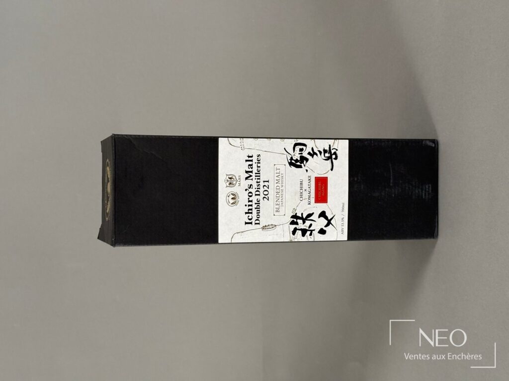 Étui noir d’Ichiro’s Malt Double Distilleries avec étiquette centrale blanche