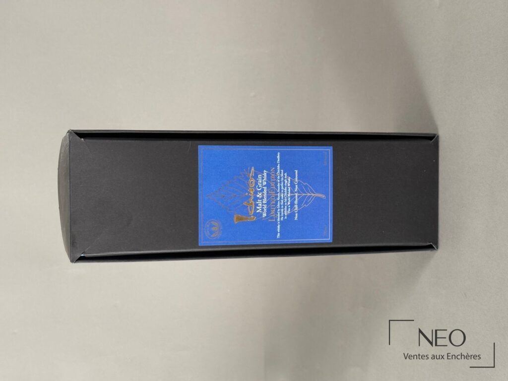Étui noir de Ichiro’s Malt & Grain Limited Edition avec étiquette bleue centrale