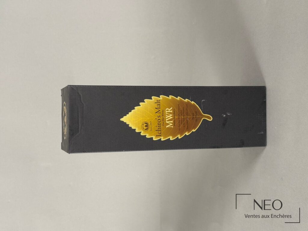 Étui noir Ichiro’s Malt MWR avec motif feuille dorée