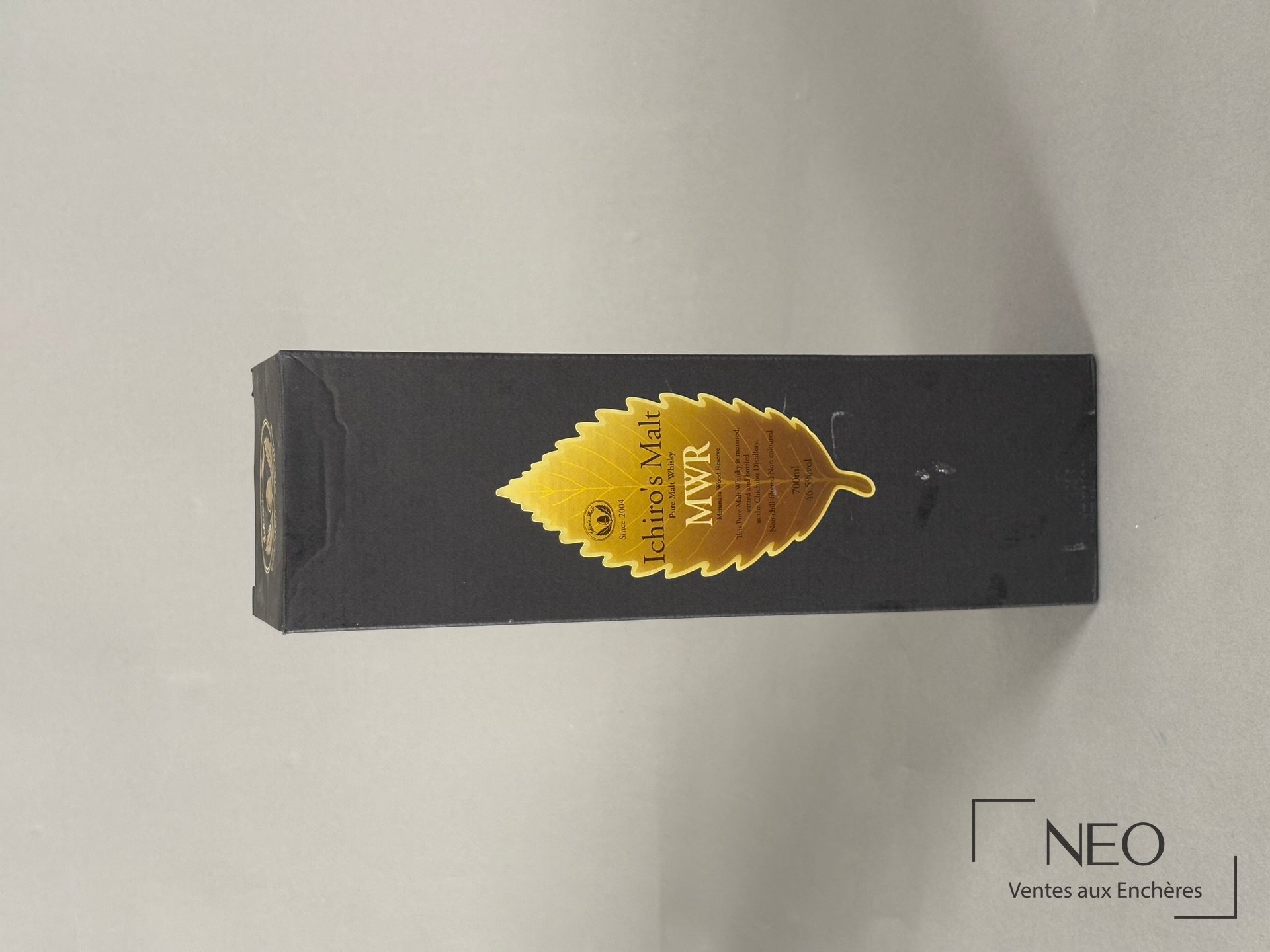 Étui noir Ichiro’s Malt MWR avec motif feuille dorée