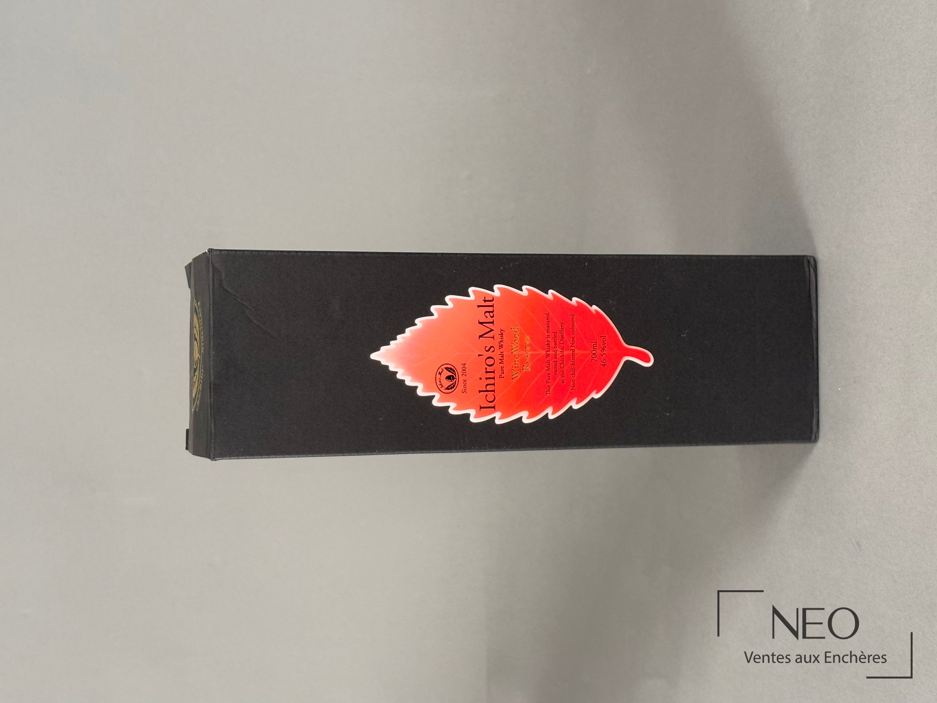 Étui noir Ichiro’s Malt Wine Wood Reserve avec étiquette rouge en forme de feuille