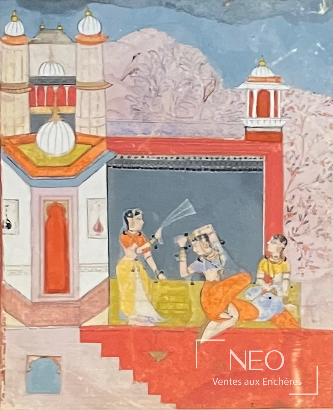 Miniature indienne montrant une scène de palais avec trois personnages et architecture à coupoles.