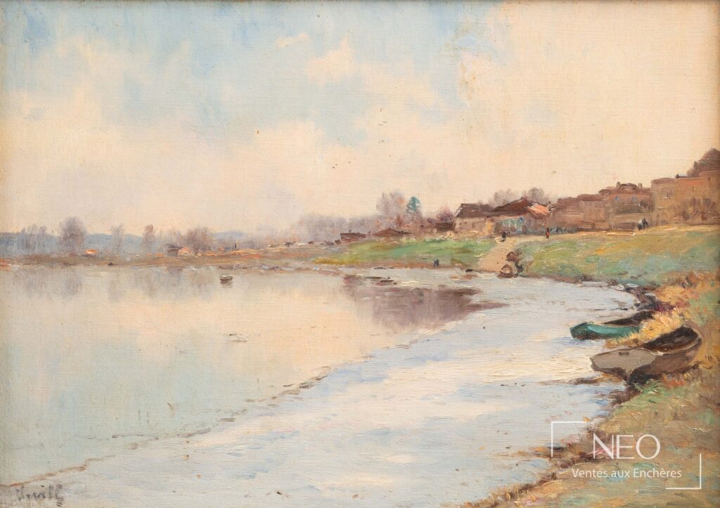 Paysage de bord d'eau avec village au loin et barques sur une rive herbeuse