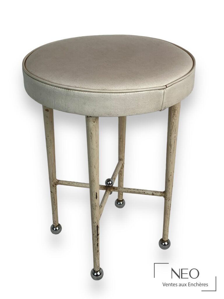 Tabouret rond en cuir blanc avec piètement en fer laqué blanc et embouts chromés