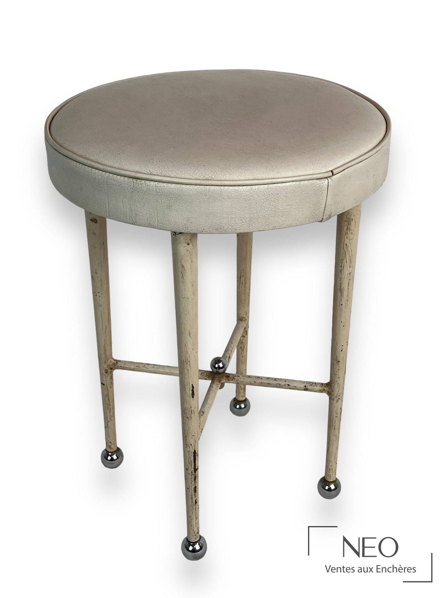 Tabouret rond en cuir blanc avec piètement en fer laqué blanc et embouts chromés