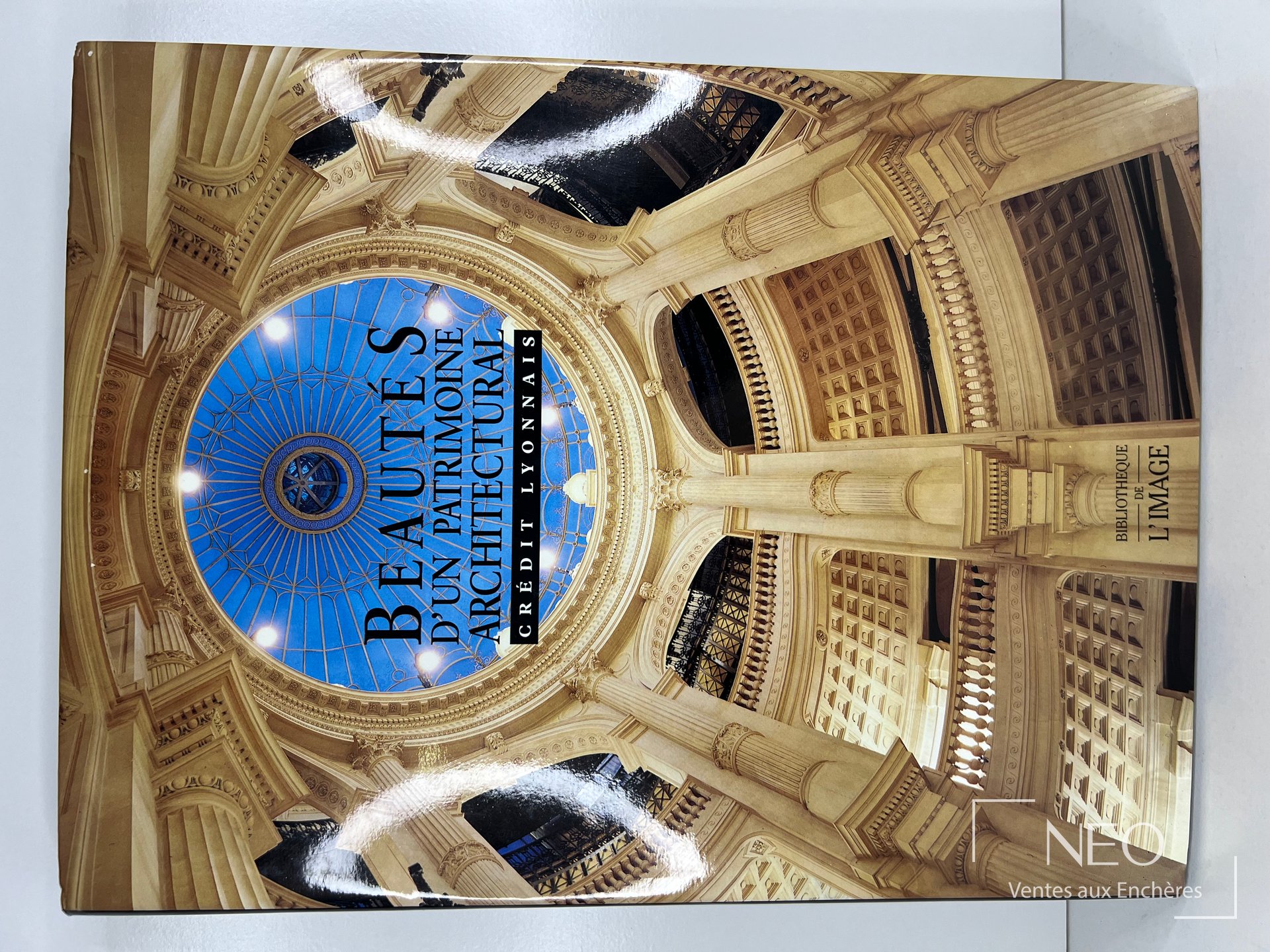 Couverture illustrée d'un livre sur le patrimoine architectural avec grand dôme central