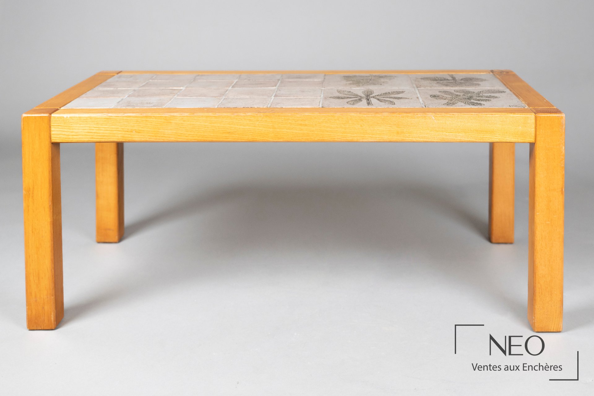 Table basse en pin massif avec plateau en carreaux de céramique décorés de feuilles