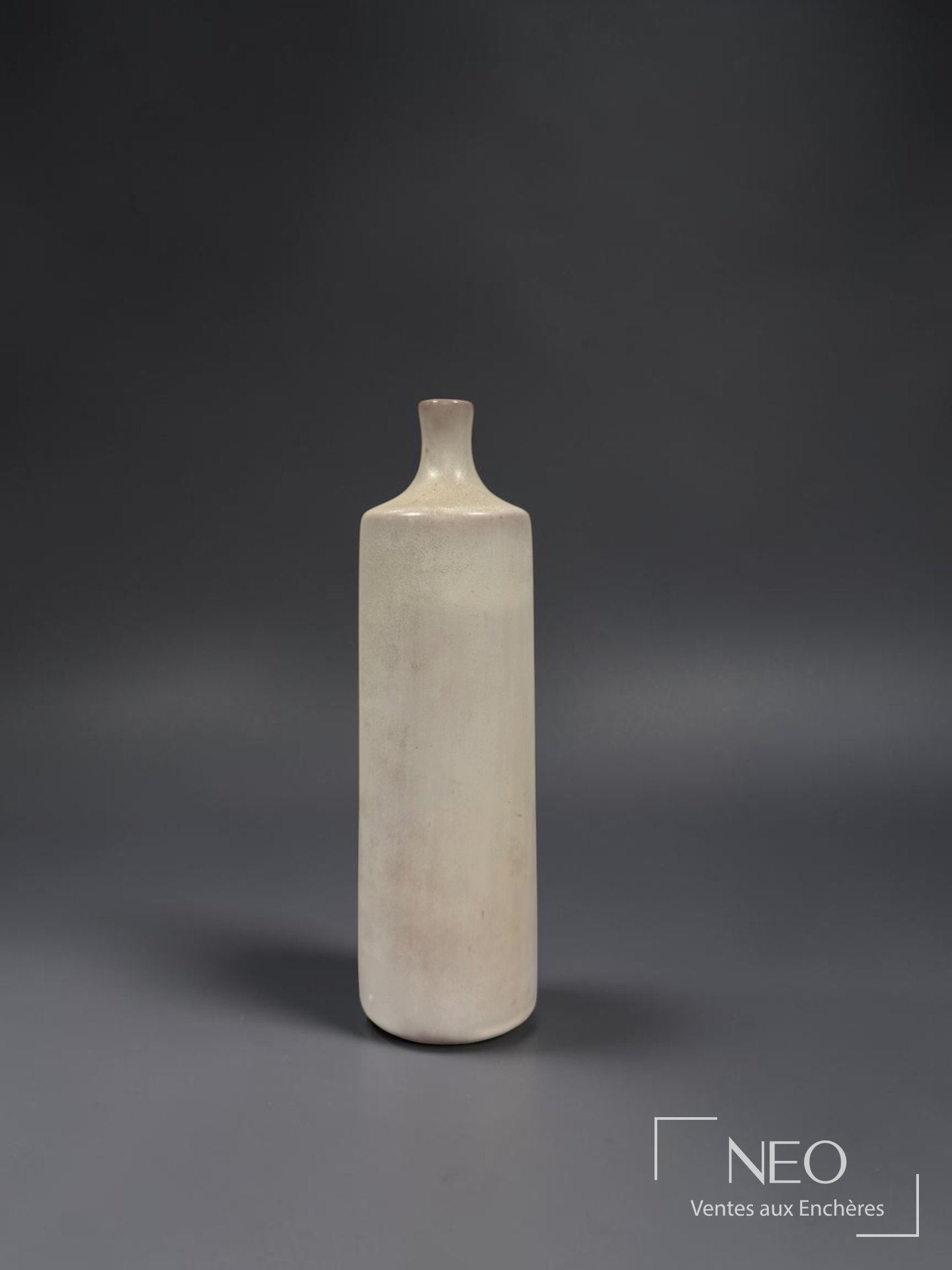 Vase bouteille soliflore en faïence émaillée beige
