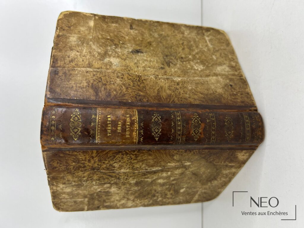 Reliure ancienne en demi basane avec dos orné de dorures et plats frottés.