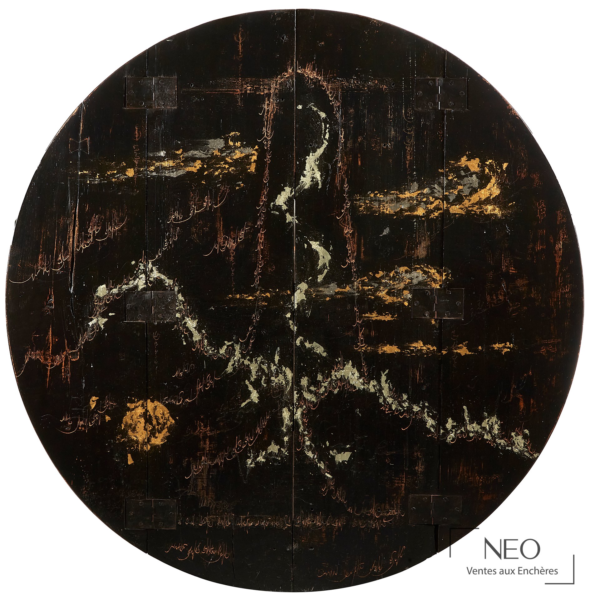 Composition circulaire sombre rehaussée de dorures et de tracés sur panneau de bois