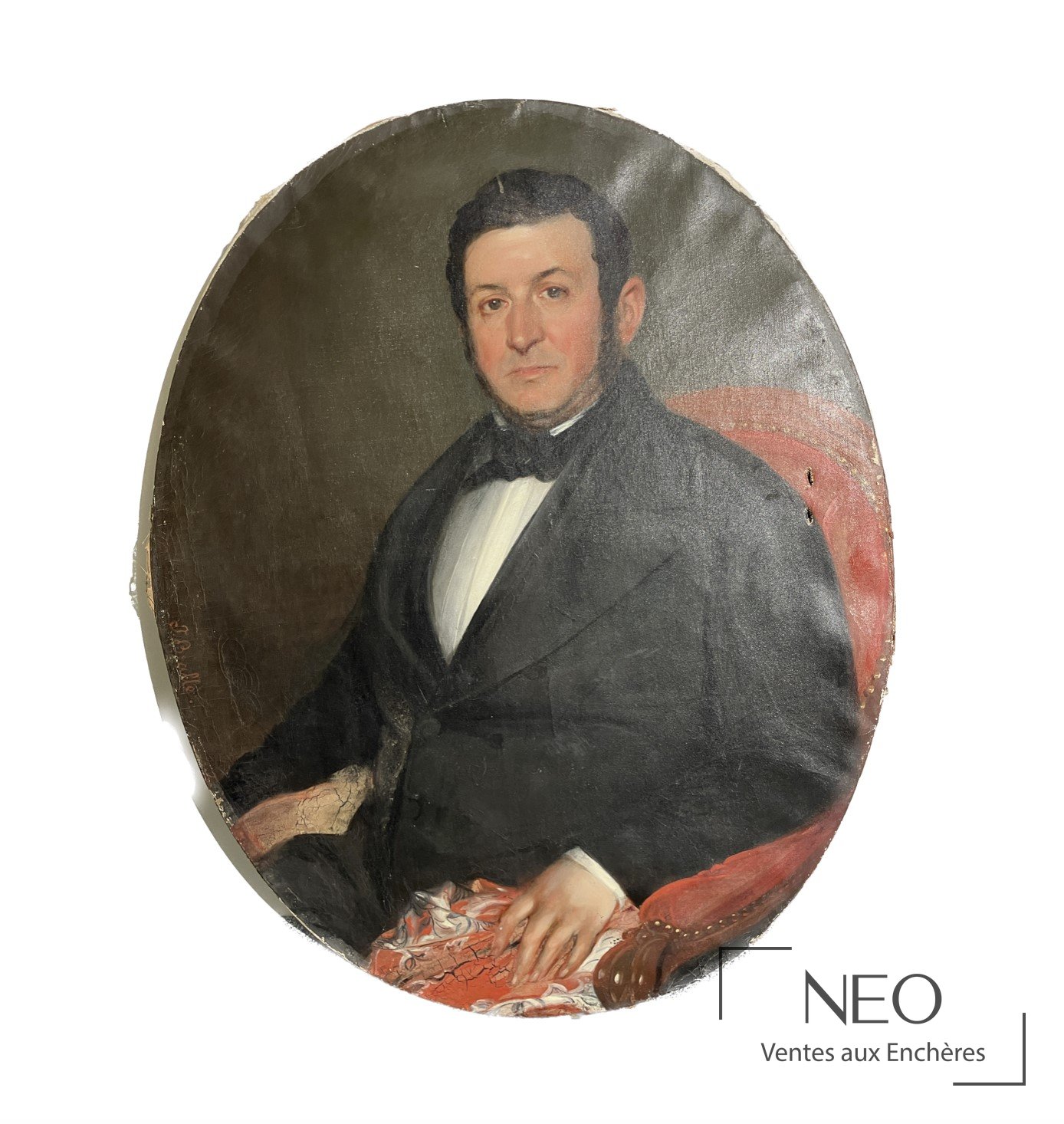 Portrait ovale d'un homme en habit noir assis dans un fauteuil rouge