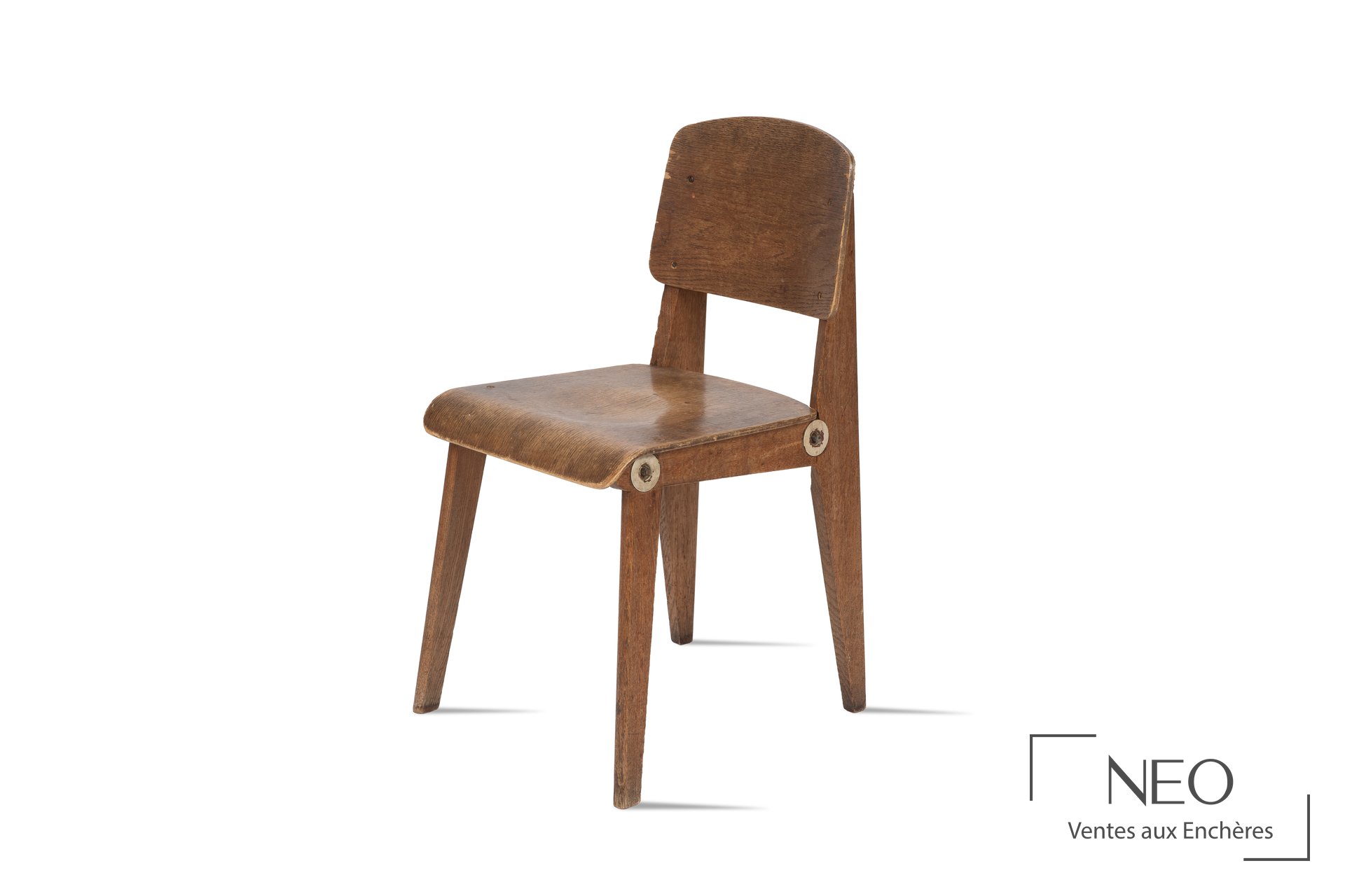Chaise démontable en chêne de Jean Prouvé vue de trois quarts face