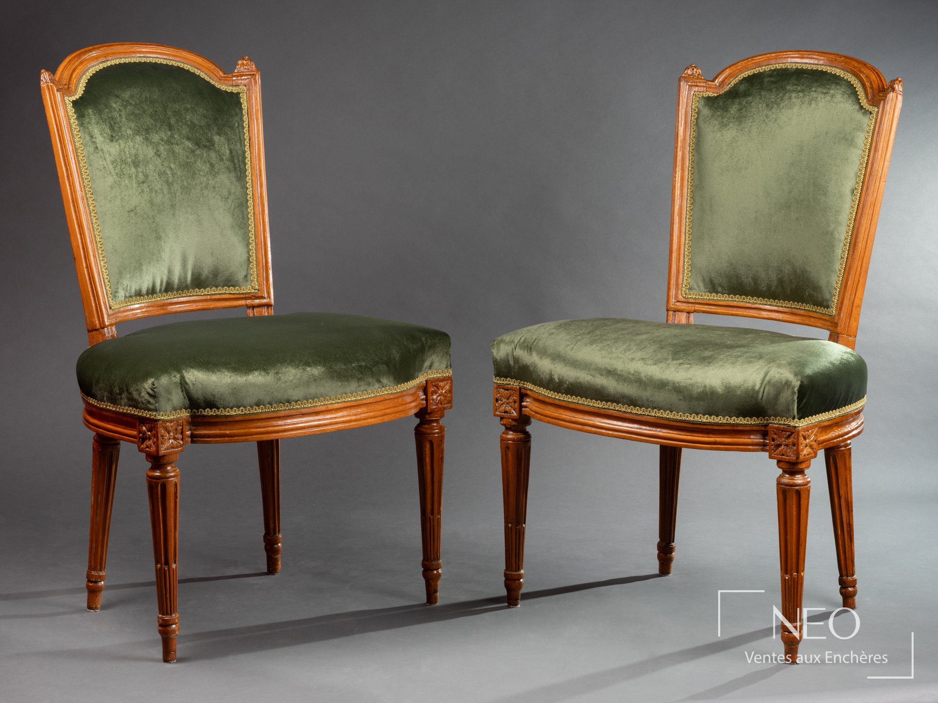 Paire de chaises Louis XVI en bois sculpté et garniture verte