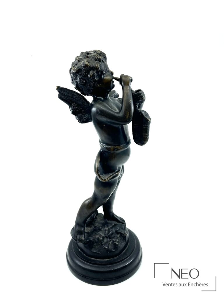Putto musicien en bronze patiné sur socle rond en marbre noir
