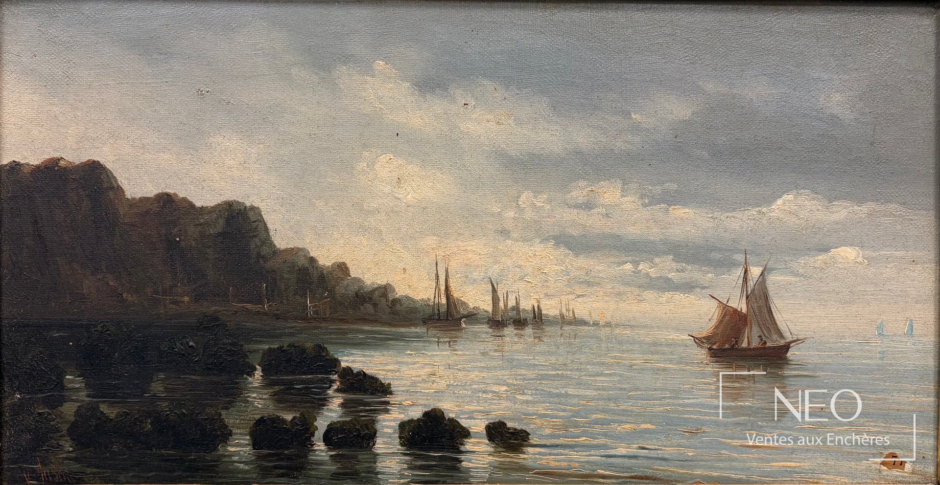 Marine à voiliers sur une côte rocheuse