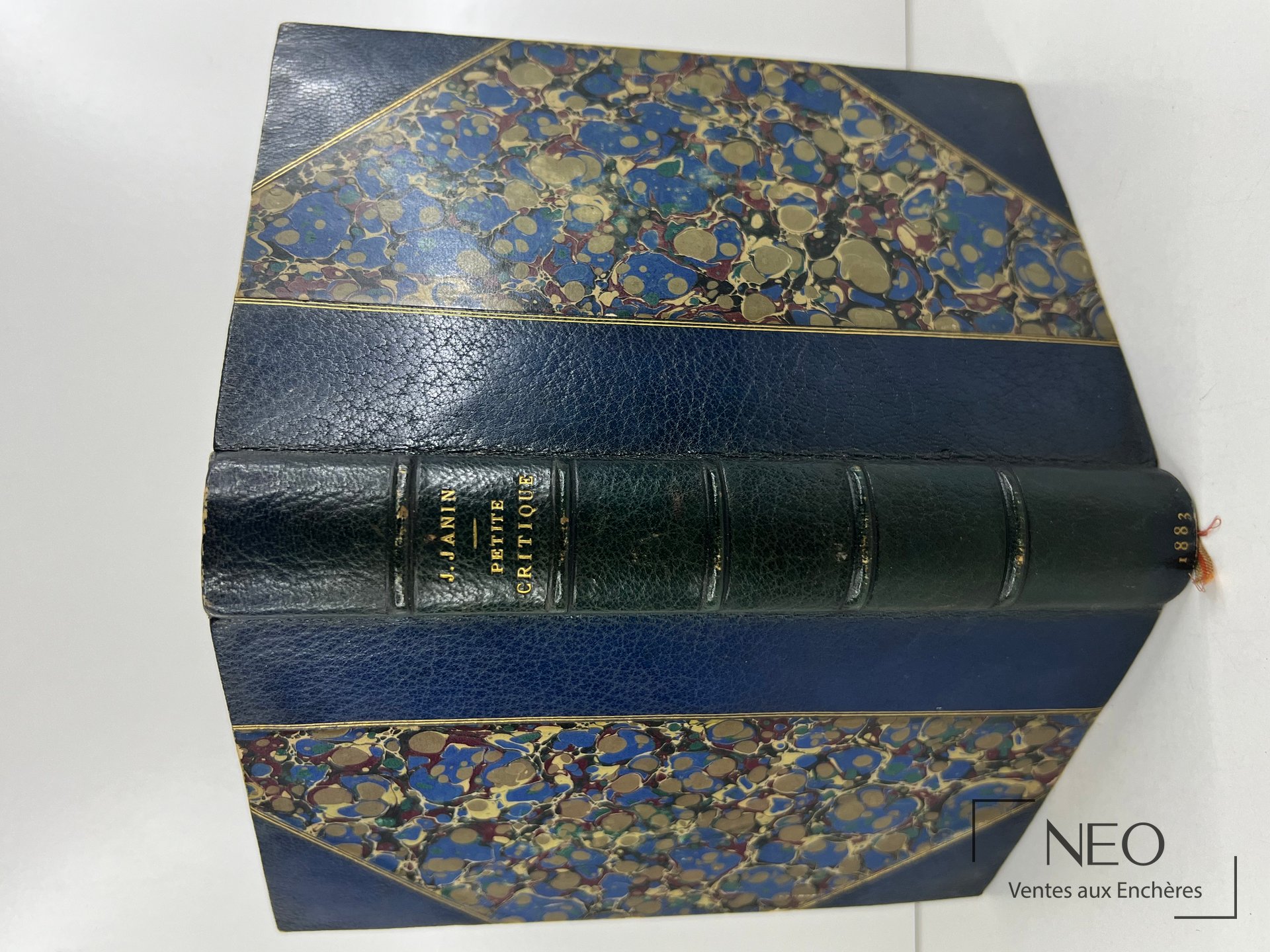 Reliure bleue à coins avec décor marbré et dos à nerfs doré