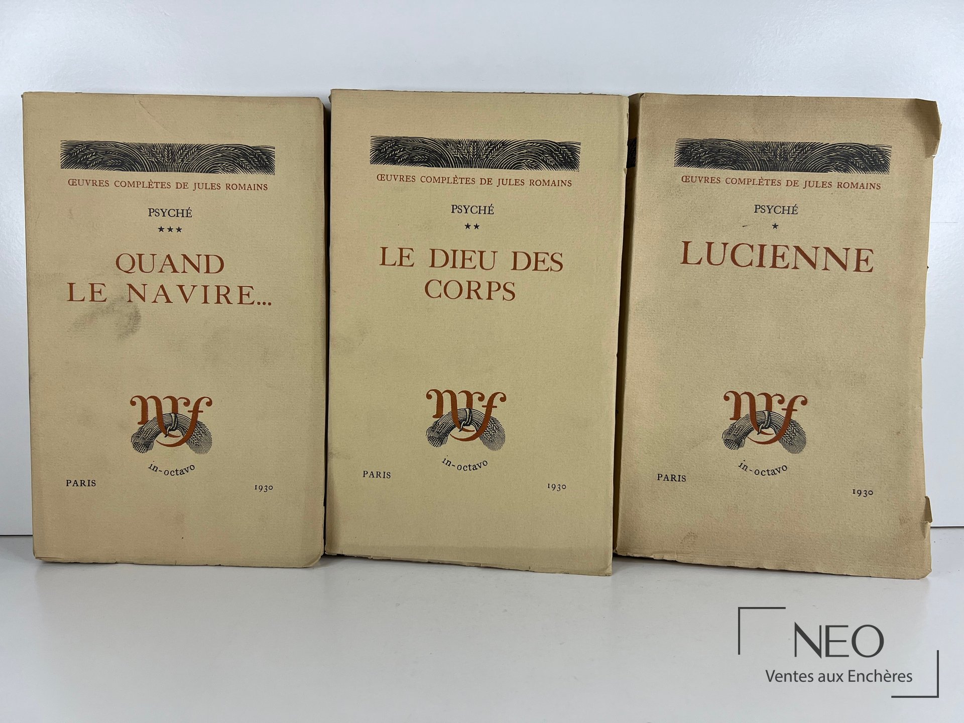 Trois volumes brochés de Psyché de Jules Romains alignés de face