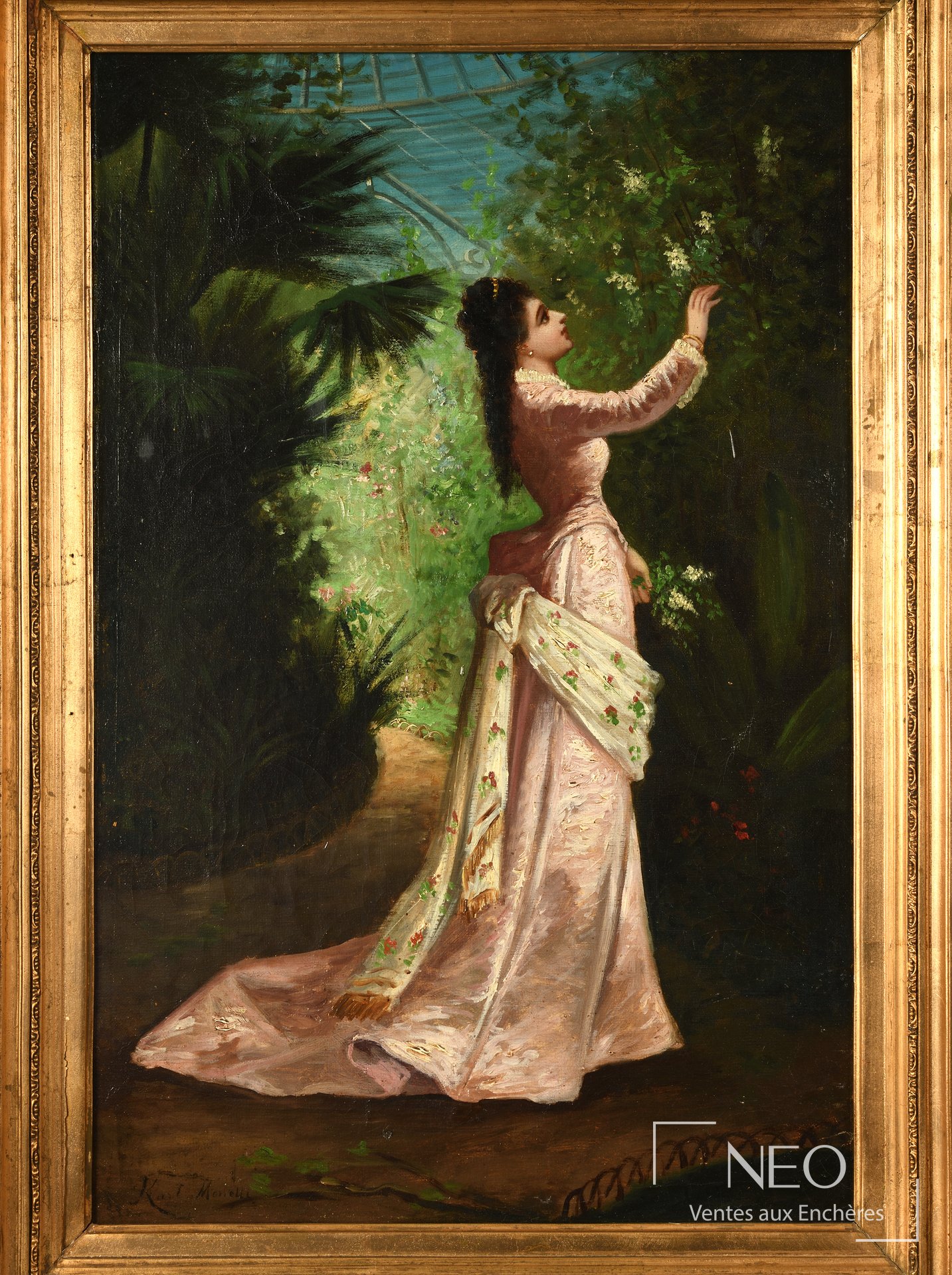 Portrait en pied d'une élégante en robe rose dans une serre tropicale