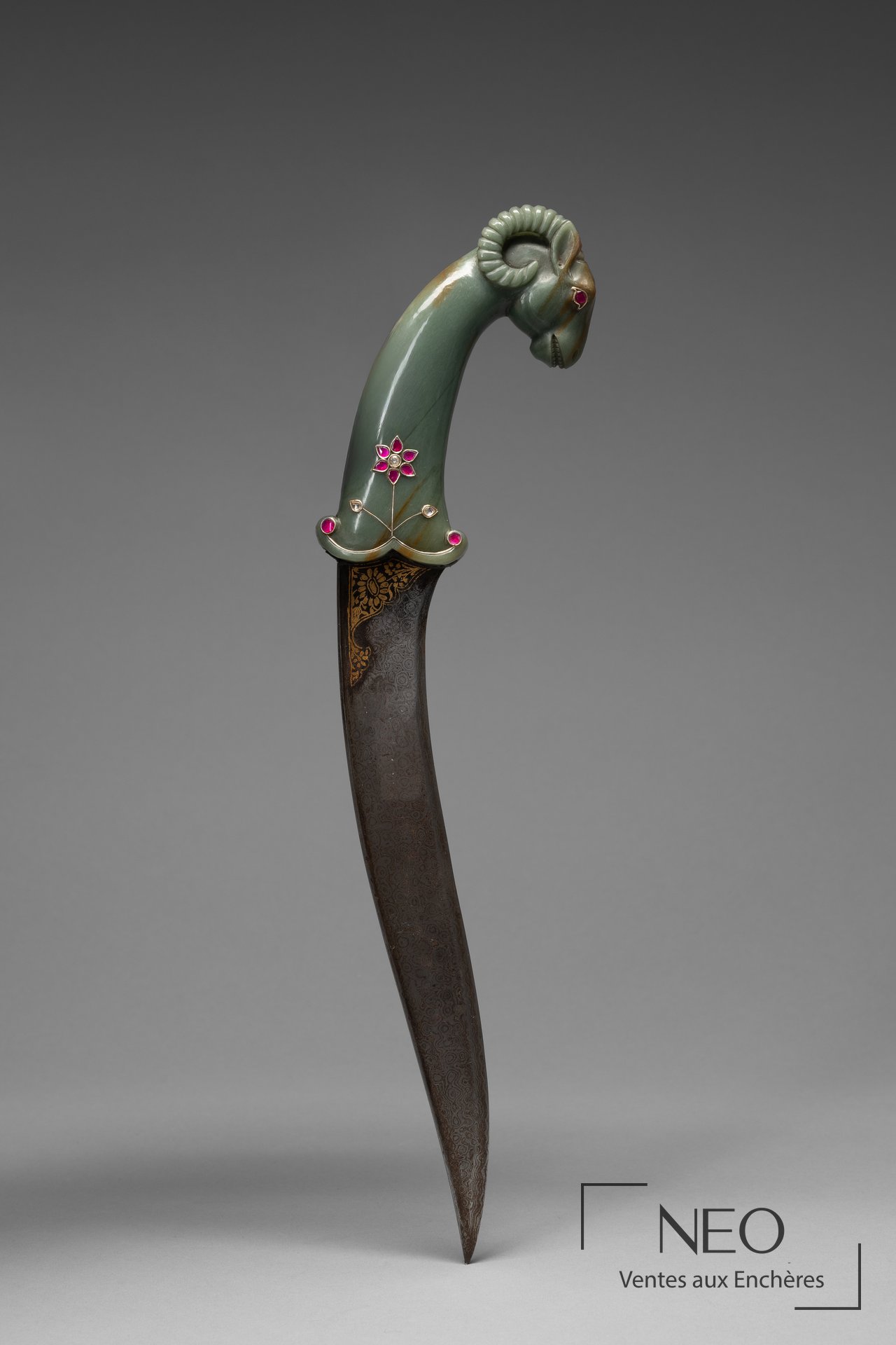 Khanjar de style moghol à poignée en néphrite et lame courbe décorée.