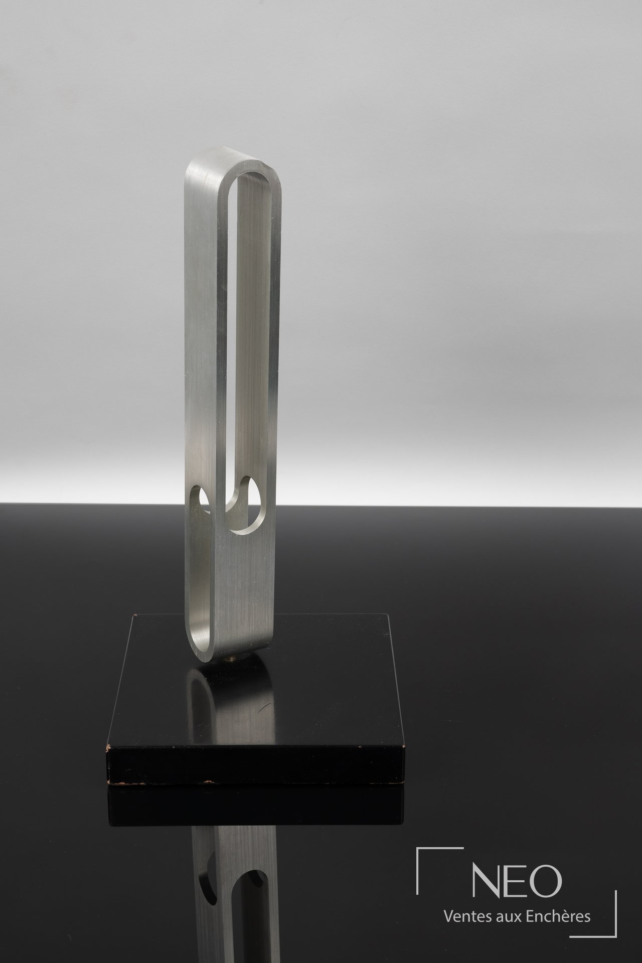 Knut Hesterberg, sculpture épreuve en métal argenté sur socle noir