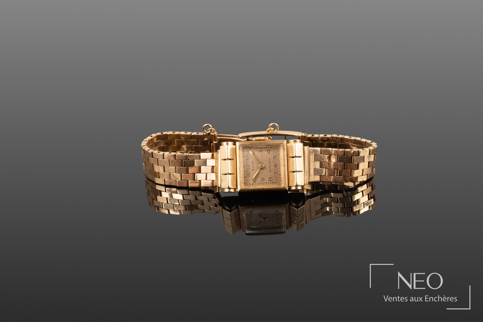 Montre bracelet KODY en or jaune avec cadran doré et bracelet à mailles articulées