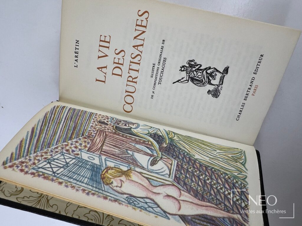 Livre ouvert montrant la page de titre de L Aretin La vie des courtisanes et une illustration en couleur