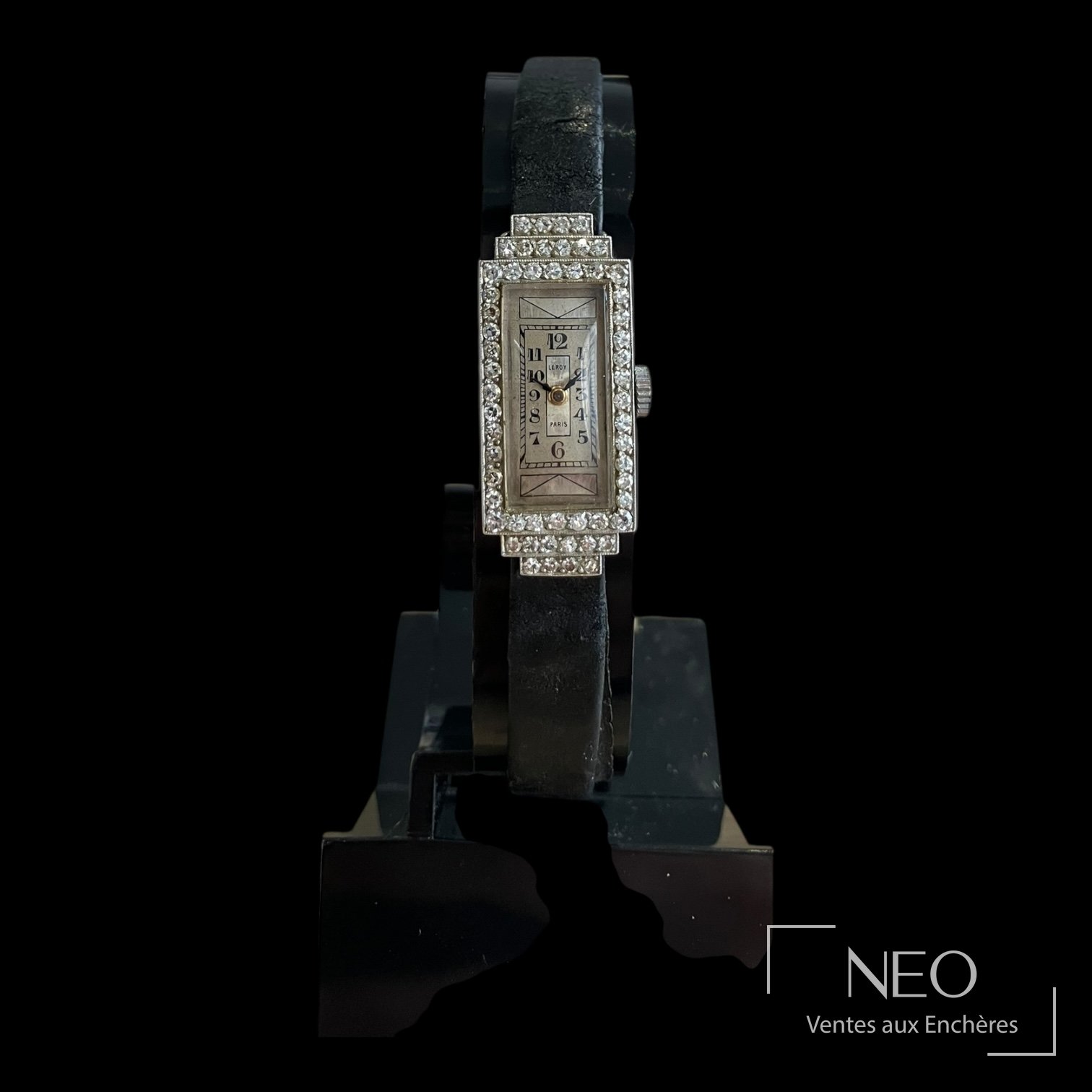 Montre bracelet rectangulaire L.Leroy & Cie sertie de diamants sur bracelet cuir noir