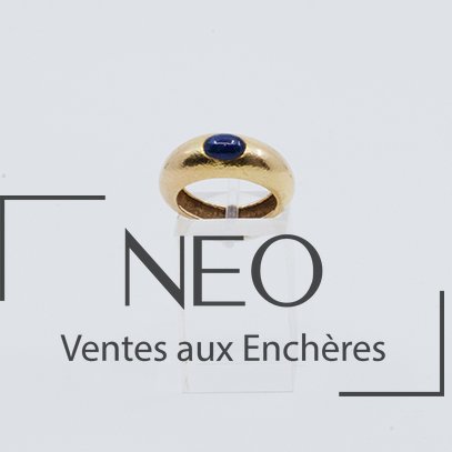 LALAOUNIS bague jonc en or jaune martelé 18 carats centrée d’un saphir