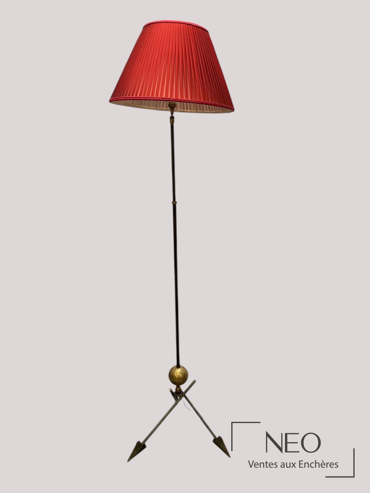 Lampadaire français XXe siècle en métal à patine médaille et abat-jour plissé