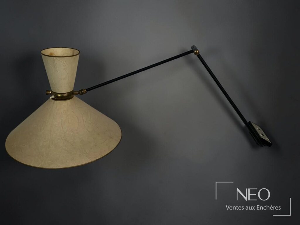 Lampe d'applique repliable avec abat-jour conique beige et bras noir