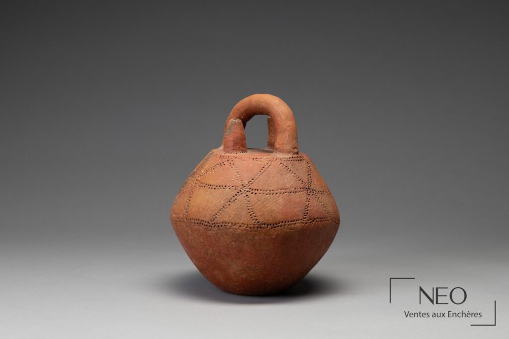 Petit vase en céramique antique à anse haute